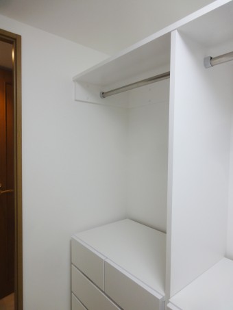 使いにくかった納戸に収納を設置し、使いやすいウォークインクローゼットに　目黒区M様邸